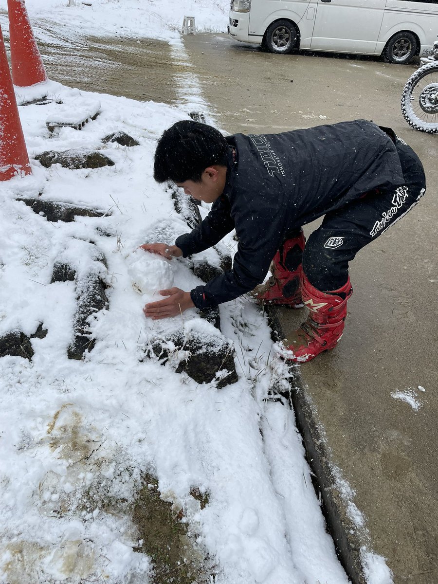 関西人は雪でテンションが上がる⤴️
寒さに負けない⚔️
これはメンタルも強くなる

#yogibo #pirelli #motul #mountainriders