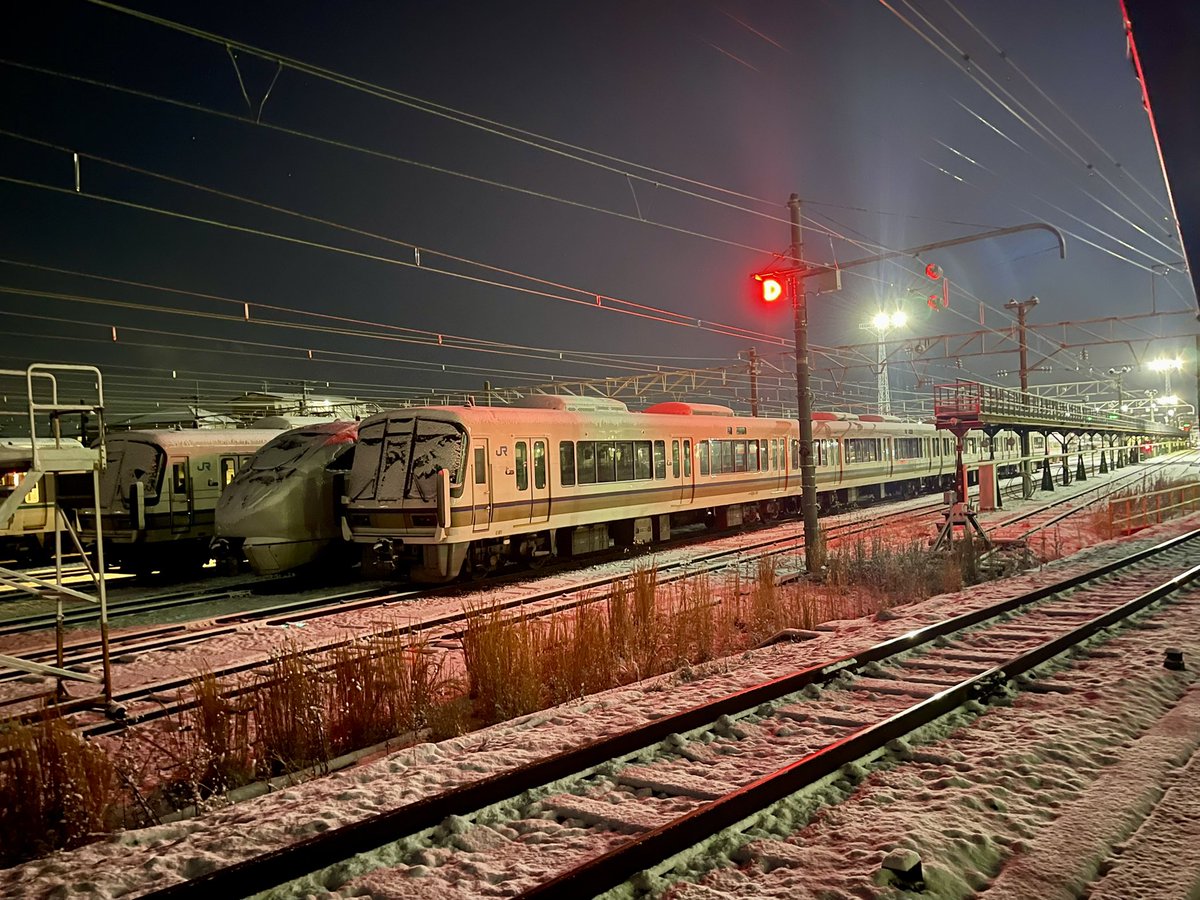 Uosuke2525's tweet photo. 雪夜の向日町操車場⸜❄️⸝
 #雪の日  #向日町操車場 #雪と電車 #雪景色 https://t.co/H5w5lt7FxH