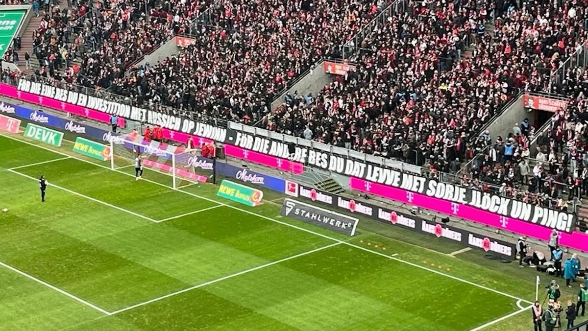 jasko1948's tweet photo. 🔴⚪️ Köln-Ultras über RB Leipzig: „För die eine bes du en Investition met Aussich op Jewinn – För die Andere bes du dat Levve met Sorje, Jlöck un Ping!“ 

Übersetzt: „Für die einen bist du eine Investition mit Aussicht auf Gewinn – für die anderen bist du das Leben mit Sorgen, Glück und Schmerzen!“

📸 @express24 

#Effzeh