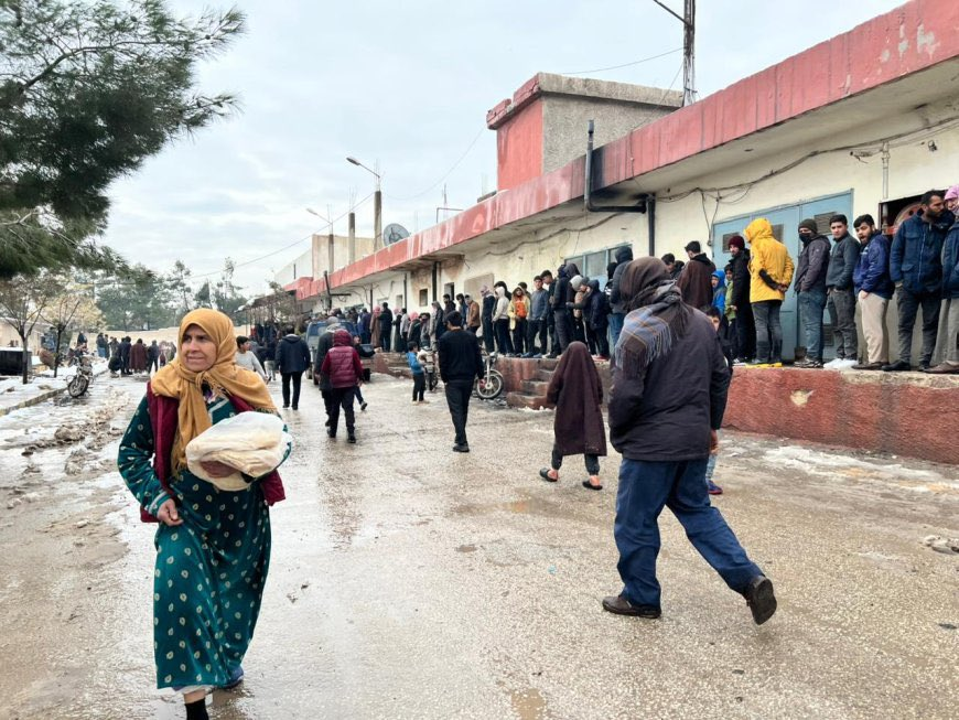 AydinDere's tweet photo. KOBANE'DEN ÇIĞLIKLAR YÜKSELİYOR
Kobane HTŞ'ye teslim edilmek isteniyor.
 3 haftadır kuşatılmış. Su, elektrik, 
internet, gıda ve ilaç erişimi 
çok sınırlı. İnsani felaket başlamış, 
temiz su yokluğu nedeniyle çocuklarda 
kanlı ishal, bağırsak enfeksiyonu salgını başladı. 
Rudaw ve SOHR gibi kaynaklar "insani 
felaketin eşiği" diyor. 
Amaçları Kobani'yi boşalmak. 
Kandil ''başkan şöyle dedi,''  
''kapitalizm kötüdür'' gibisinden 
açıklamalarla meşgul. 
Gerilla ve milyarları hangi güne duruyor? 
120 binlik düzenli ordu vardı, hadi yarısı 
kalsın, nerede acaba? 
Kuzeyde 30 milyonuz, neden ölüm sessizliği?
''Müzakere'deyiz, Ana dilde eğitim istemiyoruz''
açıklamalarıyla meşgul. Zaten itemiyorsun 
ama bu bir soykırım fikridir anladıkta 
burnunun dibinde ki Kobane için ne yapıyorsun?