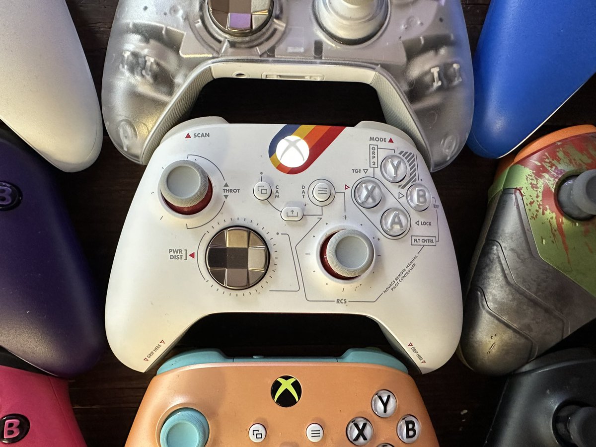 L’ergonomie et le design des manettes Xbox est incroyable, surtout celle du centre

Mais le D-Pad… quelle déception 😕
Sensation trop sèche, trop brutale. En jeux de combat, c’est clairement pas un plaisir.