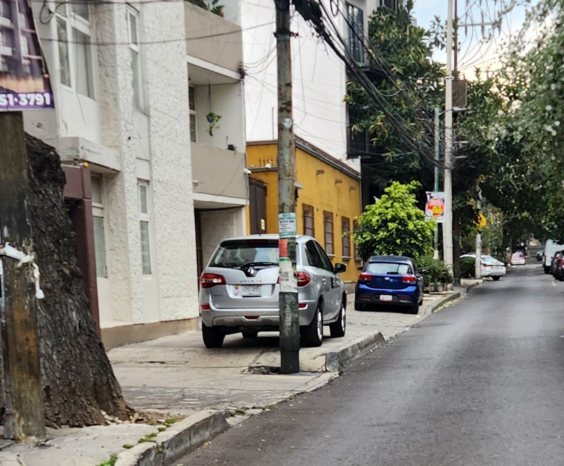 PeatonDelSur's tweet photo. @RaulGtzNR Que las calles de la Ciudad no les sirve para nada a los automovilistas.

¡Oye Raúl! ¿Cuando has publicado un solo mensaje de los cientos de miles que a diario violan la ley? ¿A ellos no los odias o solo no te dan de comer? https://t.co/RVu3VliVfG