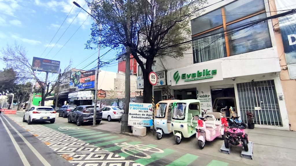 PeatonDelSur's tweet photo. @RaulGtzNR Que las calles de la Ciudad no les sirve para nada a los automovilistas.

¡Oye Raúl! ¿Cuando has publicado un solo mensaje de los cientos de miles que a diario violan la ley? ¿A ellos no los odias o solo no te dan de comer? https://t.co/RVu3VliVfG