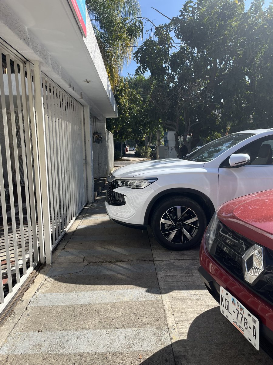 PeatonDelSur's tweet photo. @RaulGtzNR Que las calles de la Ciudad no les sirve para nada a los automovilistas.

¡Oye Raúl! ¿Cuando has publicado un solo mensaje de los cientos de miles que a diario violan la ley? ¿A ellos no los odias o solo no te dan de comer? https://t.co/RVu3VliVfG