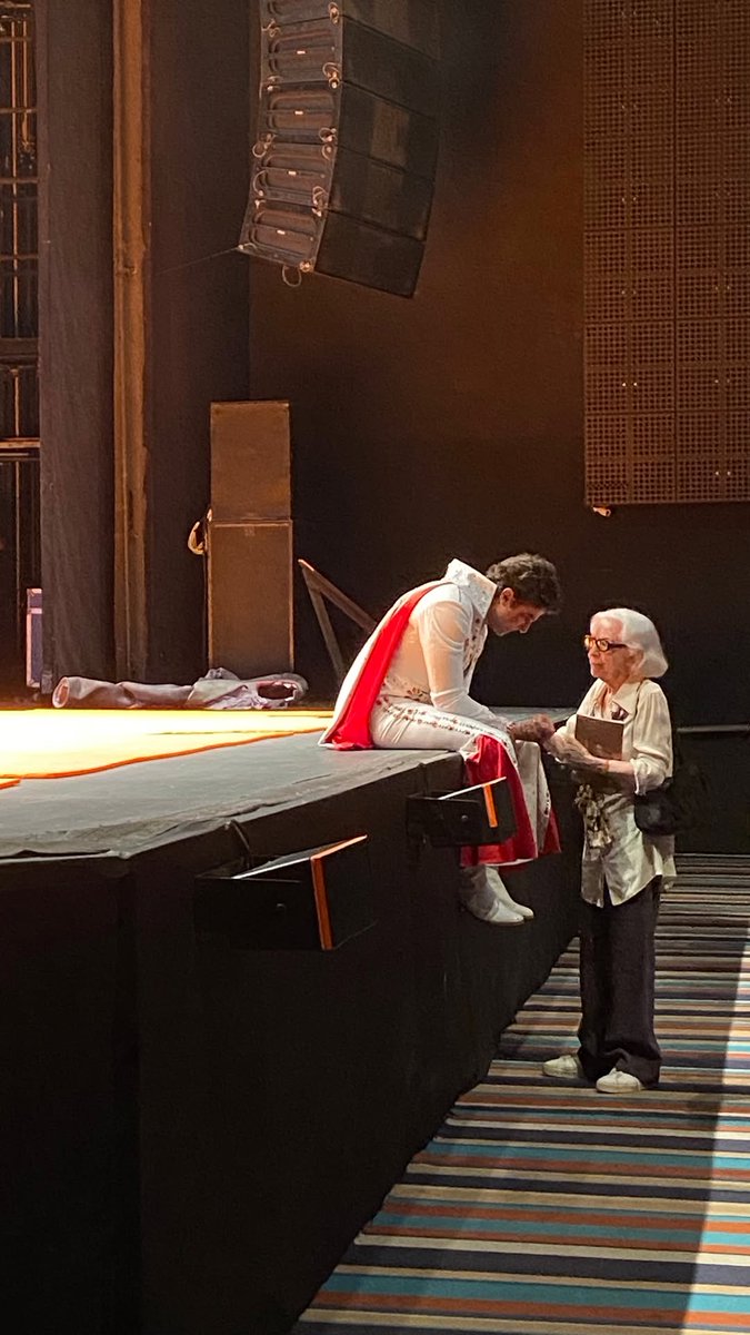 GiuliMedrado's tweet photo. Você venceu Roobertchay: Fernanda Montenegro foi prestigiar Chay Suede no teatro. ❤️ https://t.co/vOaNpGXPmH