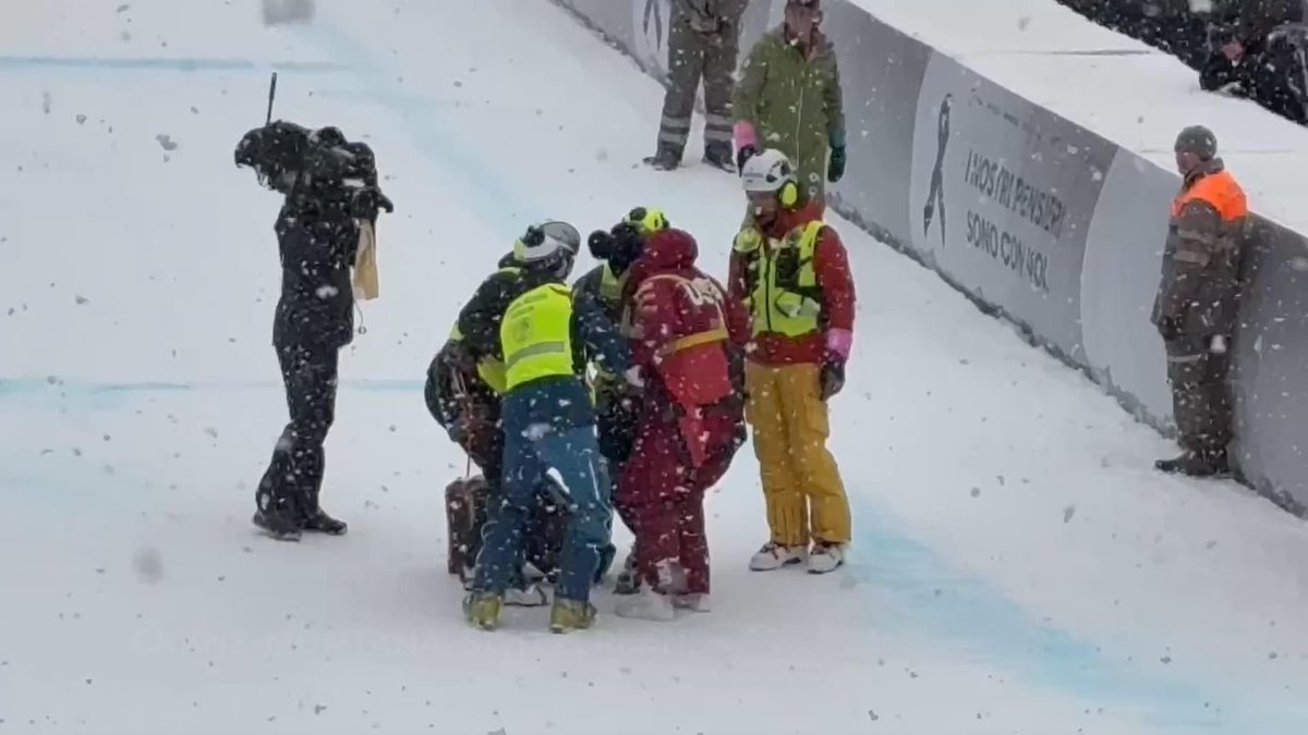 sandropacheco71's tweet image. #LindseyVonn, racing on a badly #Injured left knee, #Crashed early in the #2026Olympic downhillon on Sunday February 8, 2026 and was taken off the course by a helicopter after the 41-year-old #American🇺🇸received medical attention on the snow for long, anguished minutes.