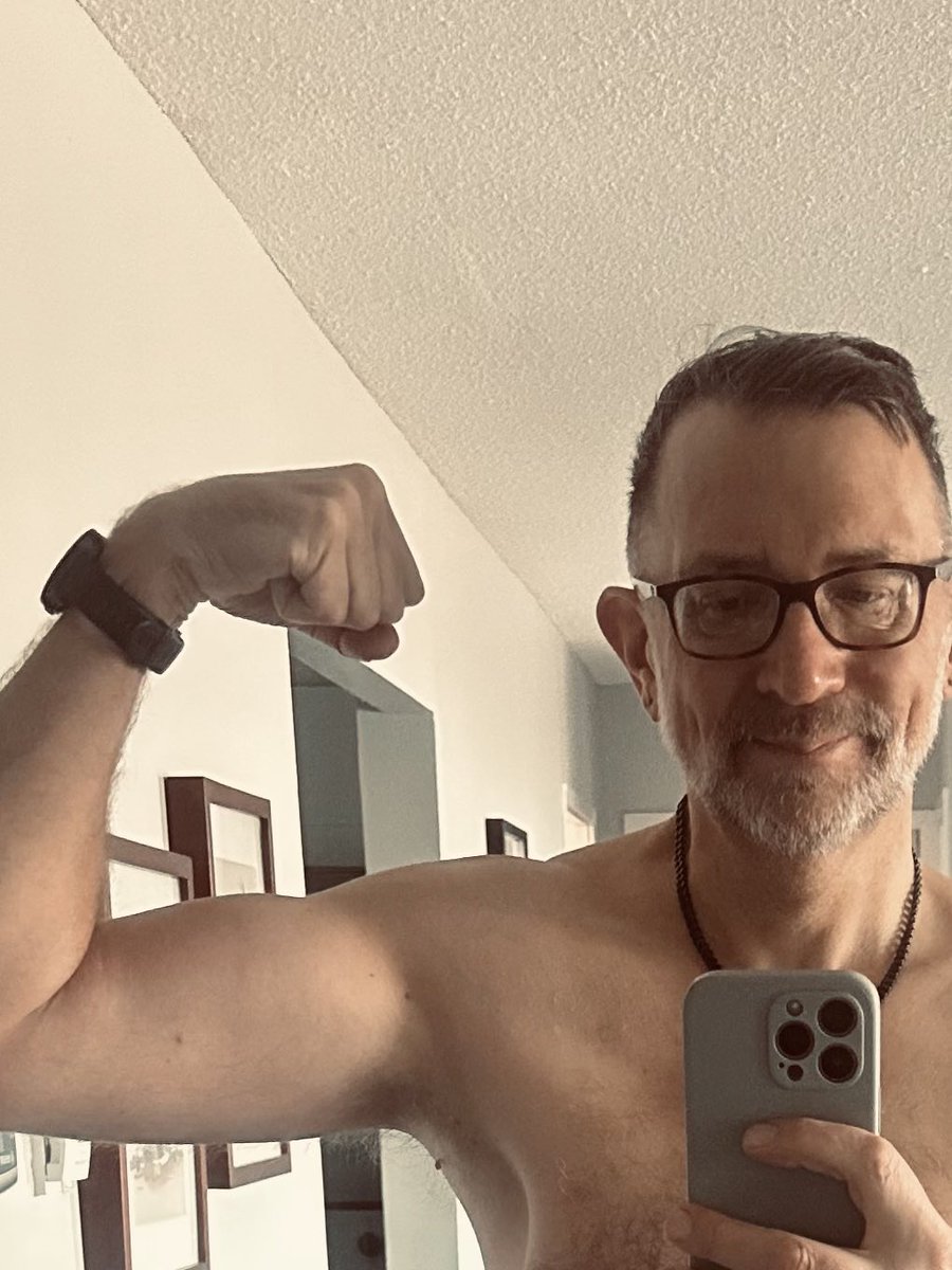 TomzViews's tweet photo. Slowly and steadily loosing fat and gaining muscle. Guns! #oldmanfitness #oldmanbeastmode https://t.co/z9A9Q6JUQv