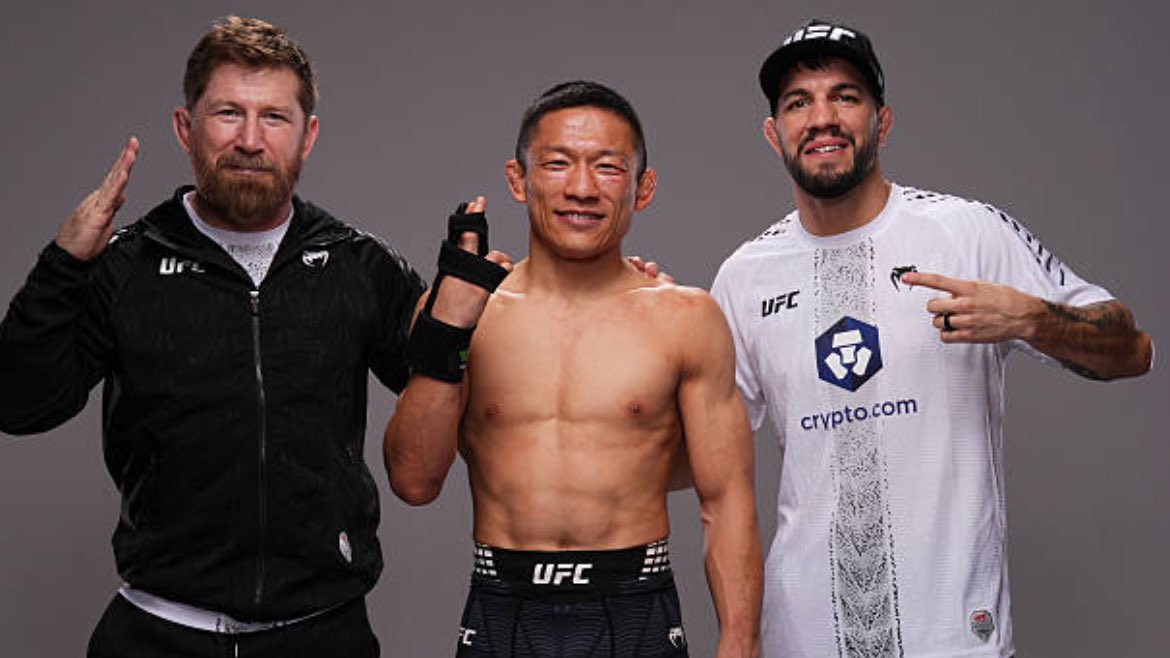 FightsMemory's tweet photo. 試合後の堀口恭司陣営✋🦴💥

#UFC https://t.co/8vmNonI8Z1