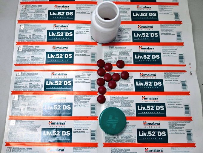 Khurpenchhealth's tweet photo. 📍गाजियाबाद , यूपी

ये है Himalaya Drug Company की Liv-52 लिवर ठीक करने के नाम पर बिकने वाली दवा।
और हकीकत? इसी प्रतिष्ठित ब्रांड के नाम पर नकली दवा का धंधा।

दवा बन रही थी सोनीपत की फैक्ट्री में।

खाली डिब्बे और रैपर मेरठ में छप रहे थे।

मयंक अग्रवाल , अनूप गर्ग , तुषार ठाकुर, आकाश ठाकुर , नितिन त्यागी पकड़े गए।

अब सवाल सीधे प्रशासन और ड्रग कंट्रोल से👇

इतने शहरों में फैली सप्लाई चेन आपको दिखी नहीं या दिखाना नहीं चाहते थे?

बिना लाइसेंस , बिना जांच , ये दवाएं बाजार तक कैसे पहुंचीं?

कितने मरीजों ने ये नकली Liv-52 खाई उसका हिसाब कौन देगा?

FSSAI/Drug Dept. की रेगुलर इंस्पेक्शन रिपोर्ट कहां है?

जब ब्रांड नाम नकली बन सकता है, तो आम आदमी की सेहत की गारंटी कौन लेगा?

दवा नकली, सिस्टम सुस्त, जवाबदेही गायब।
कार्रवाई सिर्फ गिरफ्तारी नहीं पूरी सप्लाई चेन, अफसरों की भूमिका और कड़ी सज़ा चाहिए।