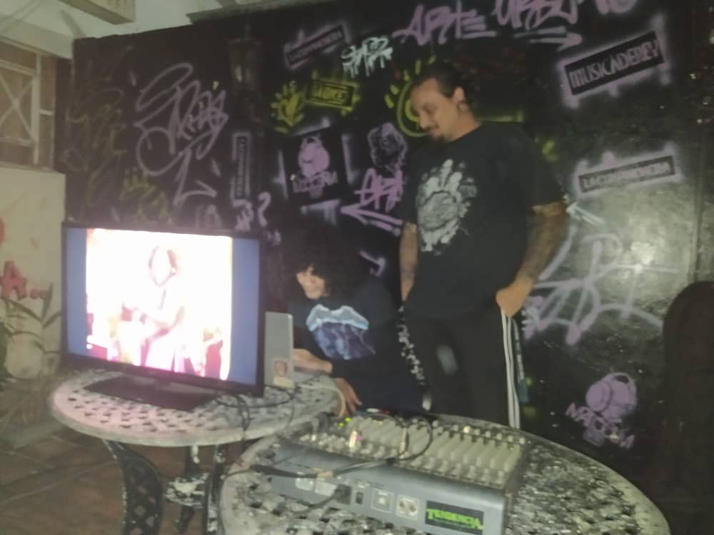 🤟 Algunas imágenes de cómo se vivió la tertulia Pinar Rock, este sábado, en nuestra #CasadelJovenCreador 

<a href="/ahsjovenescuba/">Asociación Hermanos Saíz</a>
#ElArteNosUne 
#AlmaAHS