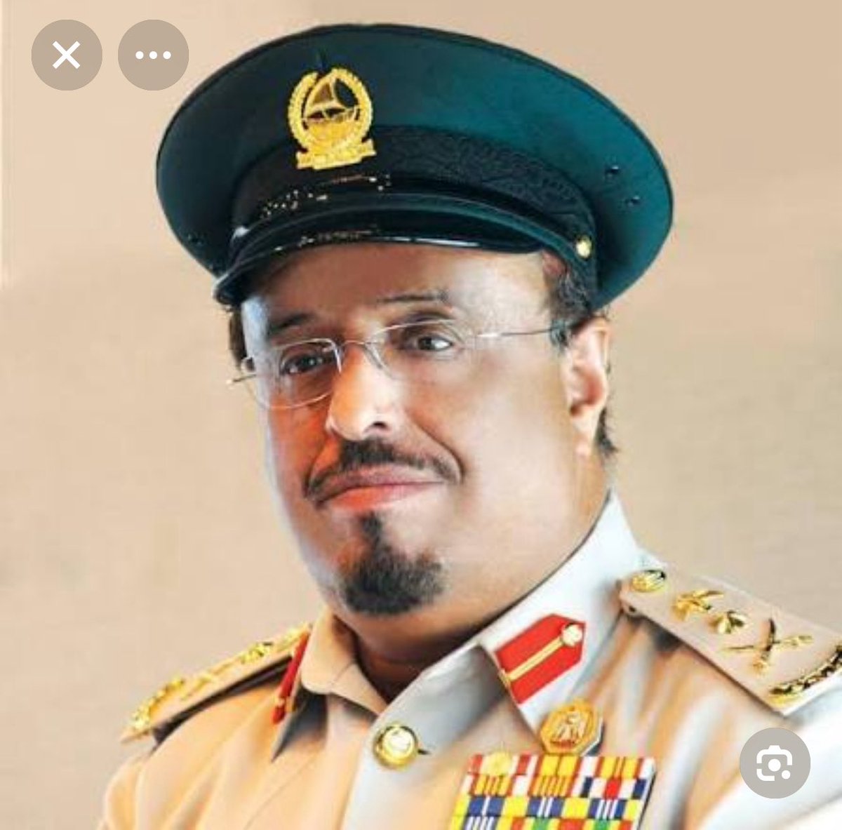 Abdulla_Adwani's tweet image. *****
رسالة عتاب لمعالي الفريق الزميل :
 ((ضاحي خلفان تميم )) 
@Dhahi_Khalfan 
———-
يا معالي الفريق :
رتبة «فريق» ليست نكتة موسمية، ولا حسابًا في منصة اجتماعية يُدار بعقلية البحث عن الترند. هي رتبة سيادية، ثقيلة الوزن، حملها رجال دولة، لا هواة تغريد، وقادة أوطان، لا صُنّاع إثارة