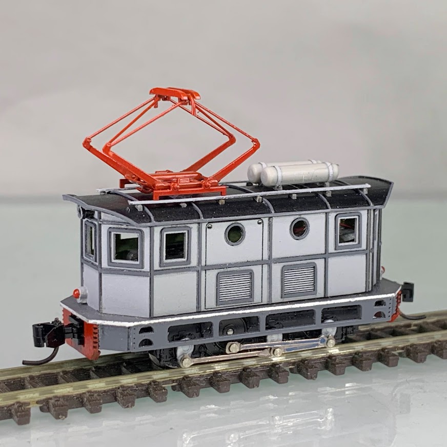 barrackmodel's tweet photo. 電機製作途中画像。すぐ「仮組」をしたがるシリーズ３。

車体の固定。車体内側にタップを切ったリブを接着、そこに下からねじ止め。ネジで締める位置を作るのに苦労。こういうの小型車ではありがちですね。Ｍ１．４の予定を１．２にし、何とか確保。

端梁は下に拡げて赤に。屋根の固定は電装完了後。 https://t.co/5mh0fdG05g