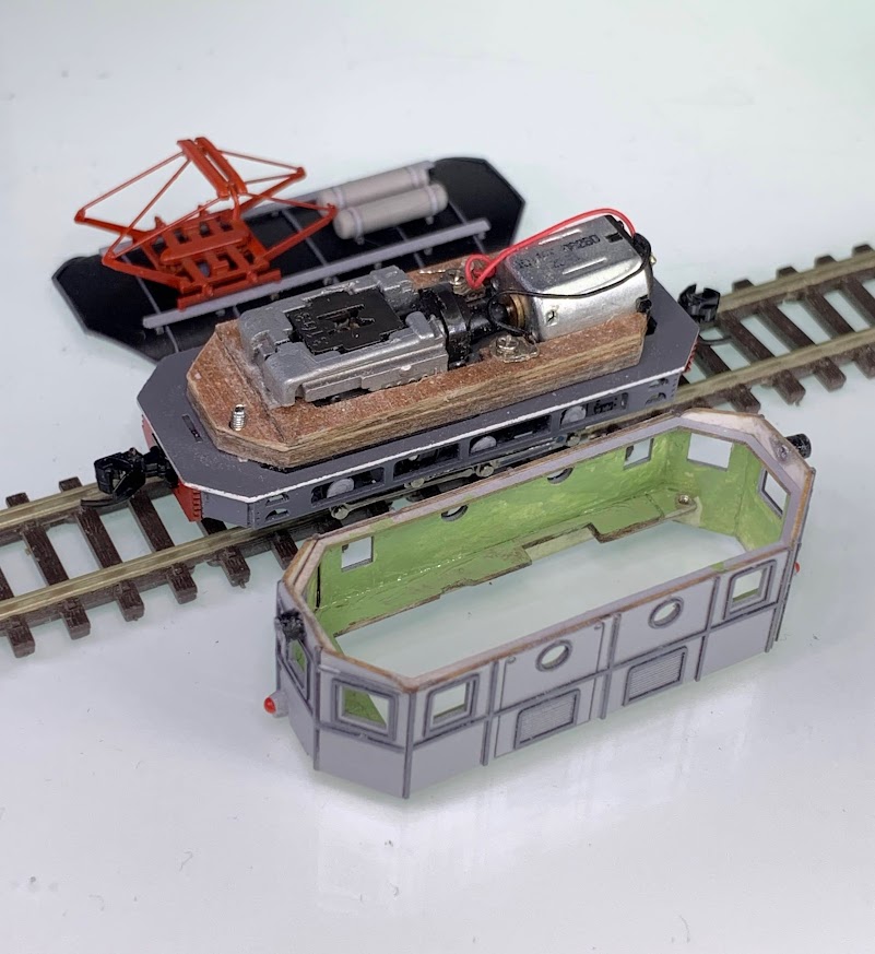 barrackmodel's tweet photo. 電機製作途中画像。すぐ「仮組」をしたがるシリーズ３。

車体の固定。車体内側にタップを切ったリブを接着、そこに下からねじ止め。ネジで締める位置を作るのに苦労。こういうの小型車ではありがちですね。Ｍ１．４の予定を１．２にし、何とか確保。

端梁は下に拡げて赤に。屋根の固定は電装完了後。 https://t.co/5mh0fdG05g