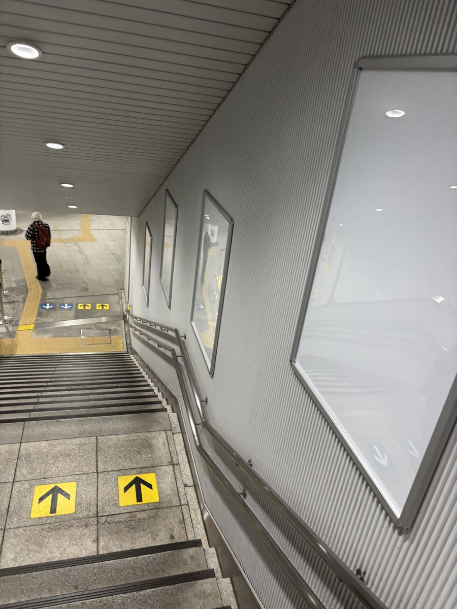 リニモ藤が丘駅の広告全部消えてて8番出口始まったんかと思った