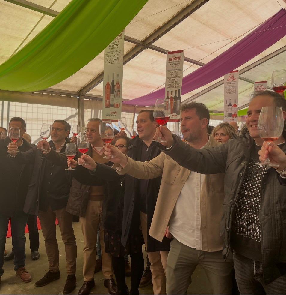 PabloSaezAM's tweet photo. Enhorabuena al Ayuntamiento de #Mucientes por la organización de la 17 Feria del Primer Vino. 
Todo el apoyo de la @docigales a iniciativas que dan conocer la calidad de nuestros vinos, nos permiten disfrutarlos en el terreno donde se producen y siempre en buena compañía. https://t.co/UyNJegCvCI
