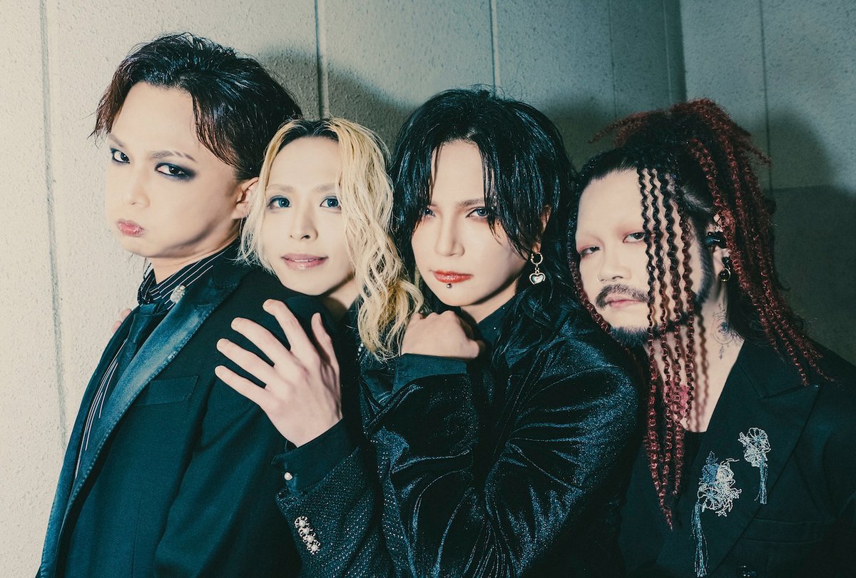 visunavi's tweet photo. 【DEZERT】
3月20日幕張メッセワンマンに向けてフルメンバーインタビュー敢行！

生々しいリアリティで辿り着いた4人の現在地。
────「音楽で人を救いたい」

🔻記事はこちら🔻
https://t.co/x9oiVyQYEW

@DEZERT_OFFICIAL https://t.co/v9ln91EuGS