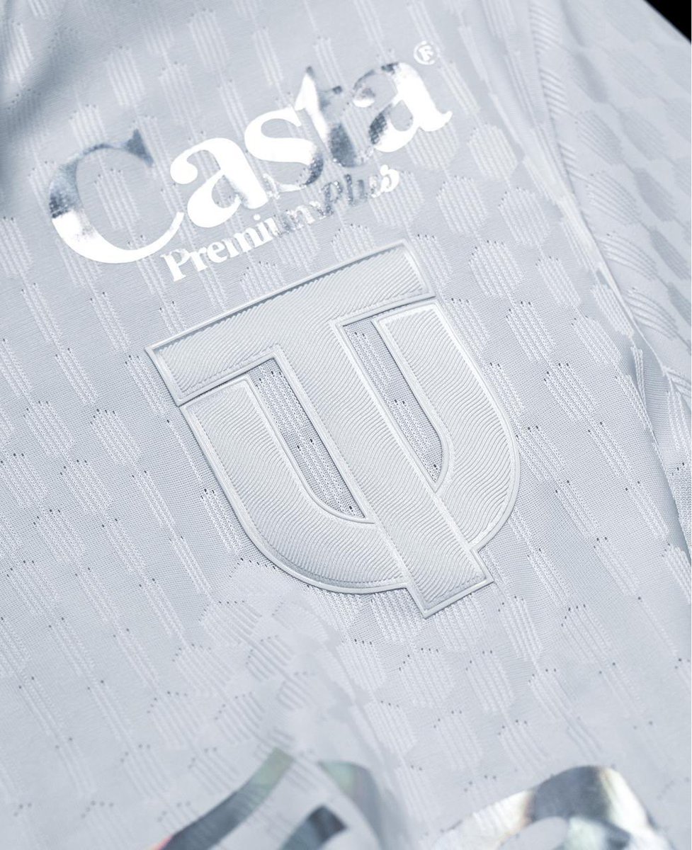 Blanco como la historia, Fuerte como nuestra memoria.
Te presentamos la camiseta edición especial del Rodillo para el partido de hoy 🤍❤️
Vamos a escribir una nueva historia ✍️
Edición Especial Técnico Universitario × Boman Sport.