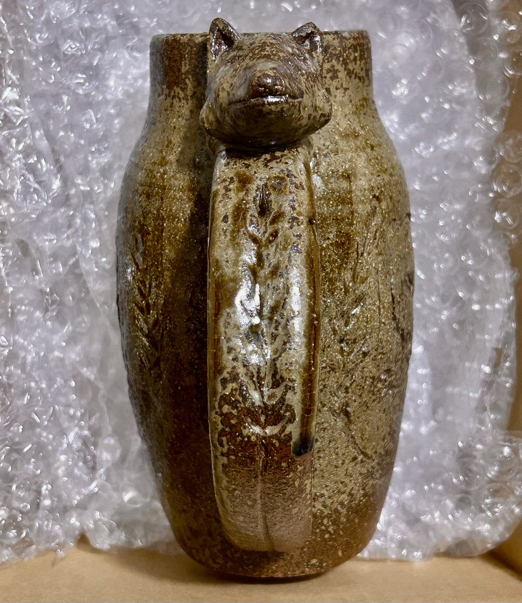 今回のお目当て！
狼と香辛料の水差し〜
これに温めた葡萄酒入れて飲むと絶対美味しい…
この狼の顔に個体差あって可愛いんですよね🐺
しかも持つ時には親指を乗せる支えにもなってめちゃくちゃ安定して持てる…大変良き物をお迎えさせていただきました🫶