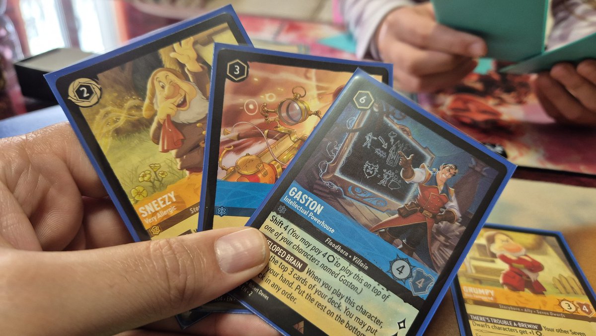 Hoy le hemos enseñado a la sobrina de 10 años a jugar a Lorcana. Como sabe Magic ha sido muy sencillo. Eso sí, las cartas en inglés, para ir aprendiendo.