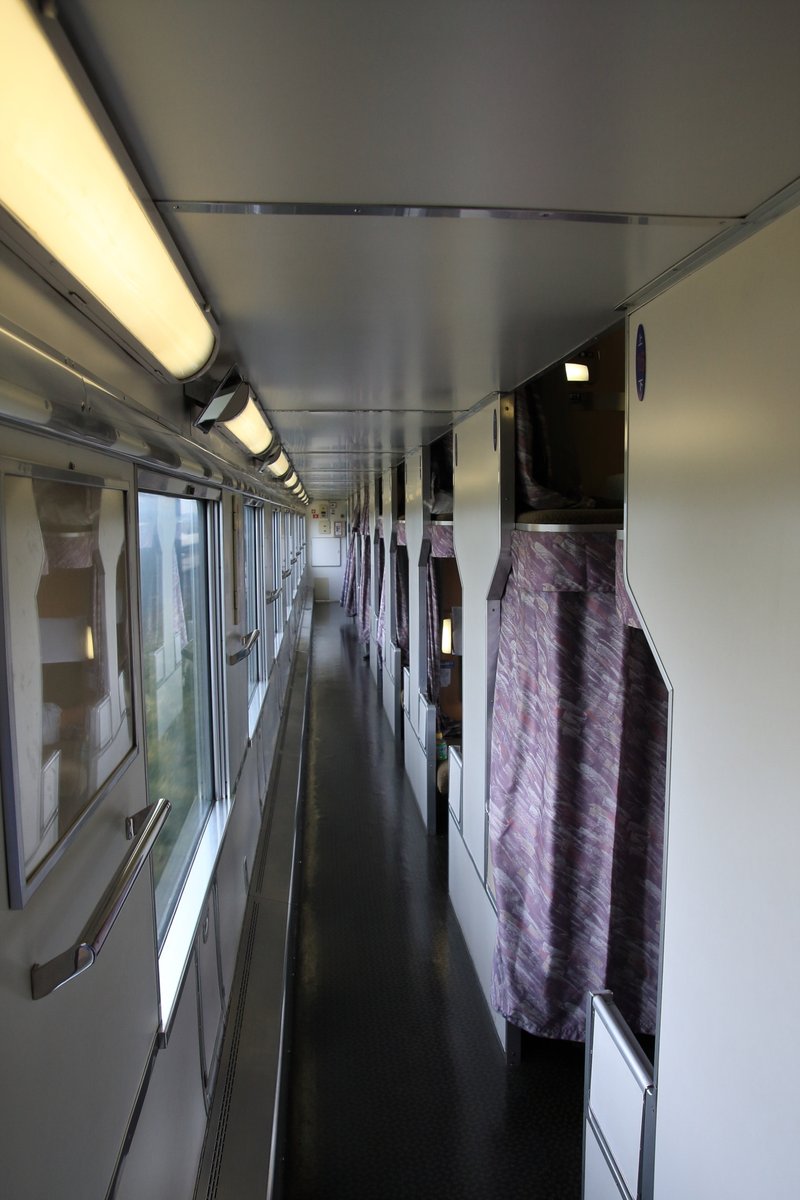 車内の写真がトレンドになってますが、自分からも。寝台特急「はやぶさ