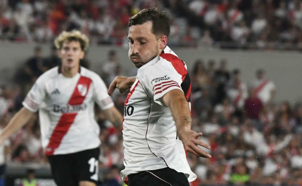 futtmais's tweet photo. O River Plate até “fez a limpa” no futebol brasileiro, mas as contratações estão longe de corresponder às expectativas.

A equipe de Marcelo Gallardo foi goleada pelo Tigre por 4 a 1, diante de 85 mil incrédulos torcedores no Monumental de Núñez:

- Matías Viña, ex-Flamengo, falhou nos dois primeiros gols do rival e foi substituído ainda no intervalo.

- Aníbal Moreno errou na saída de bola que originou o terceiro gol do Tigre, logo no início do segundo tempo.

- Já Fausto Vera foi expulso aos 14 minutos da etapa final após uma entrada violenta.

📸 Reprodução