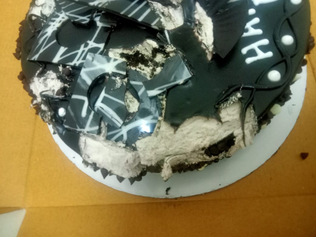 ReelToReals's tweet photo. @zomatocare 
Damaged cake delivered. Order #7771674408. Ticket 142202269. No refund after 24+ hrs and proof shared. Need urgent resolution https://t.co/Dp4LC3TR0o