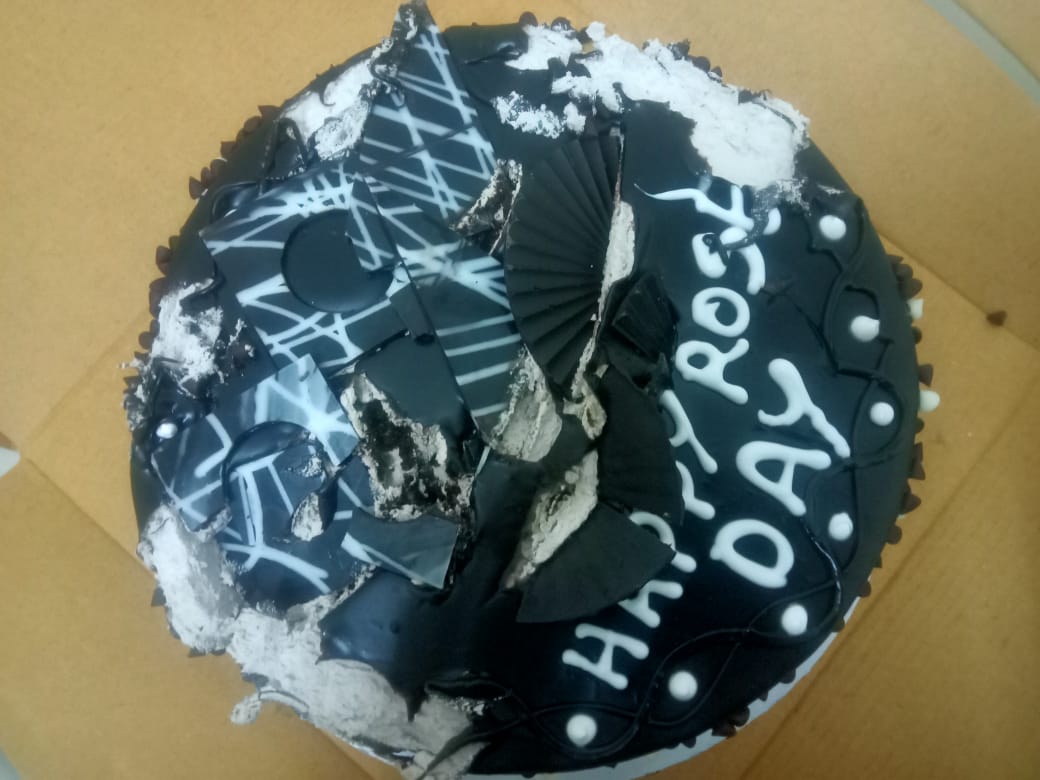 ReelToReals's tweet photo. @zomatocare 
Damaged cake delivered. Order #7771674408. Ticket 142202269. No refund after 24+ hrs and proof shared. Need urgent resolution https://t.co/Dp4LC3TR0o