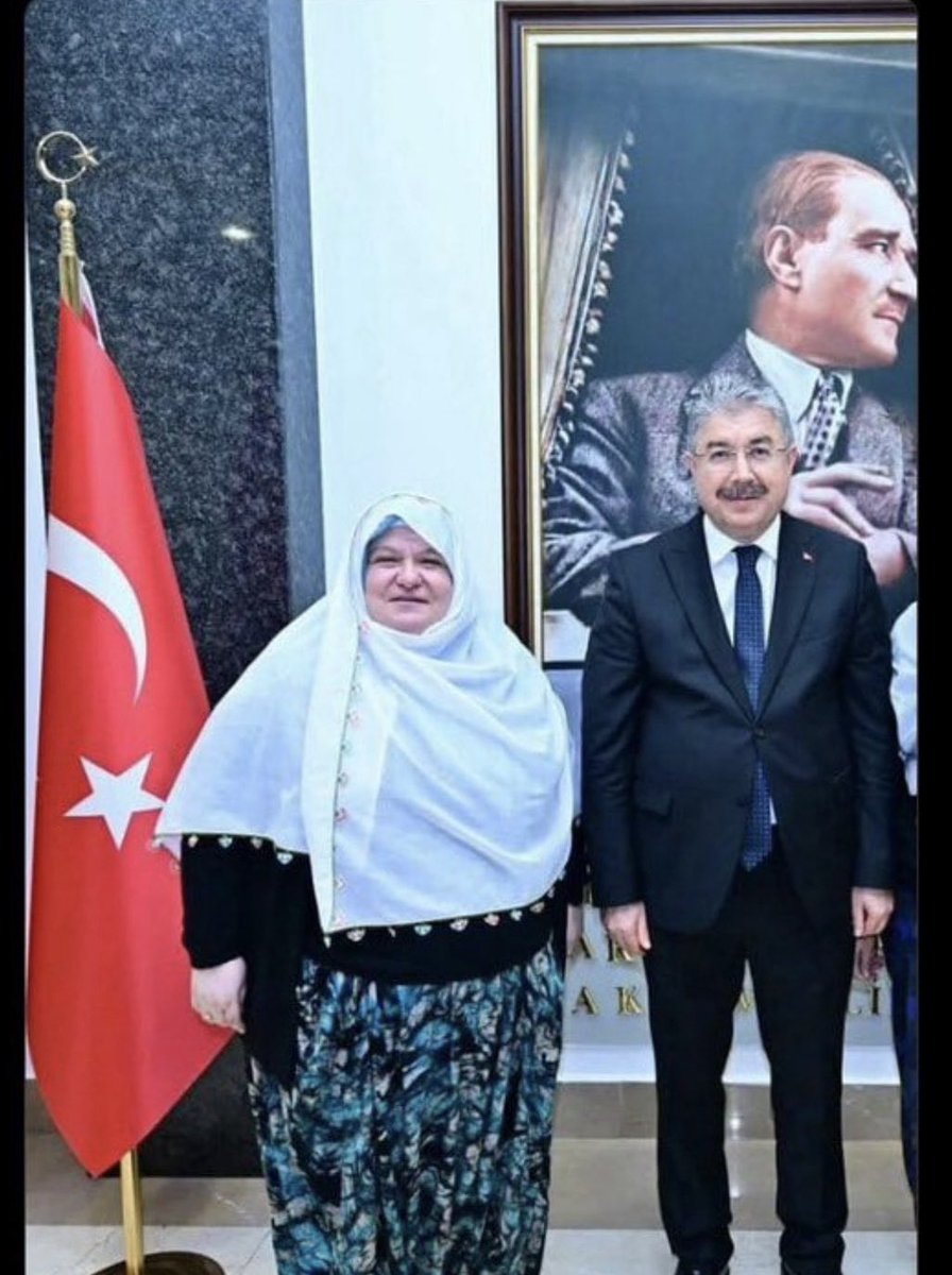 Ülkemiz hakikaten çok tuhaf memleket. Fotoğraftaki hanımefendi bundan 100 sene evvel "ben muhtar olacağım, belediye Bakanı olacağım, erkeklerden oluşan bir kadroya şef olacağım, onlara talimat vereceğim, komuta edeceğim" deseydi, önüne bugün bazılarının çok sevdiği Şeyh Said'den