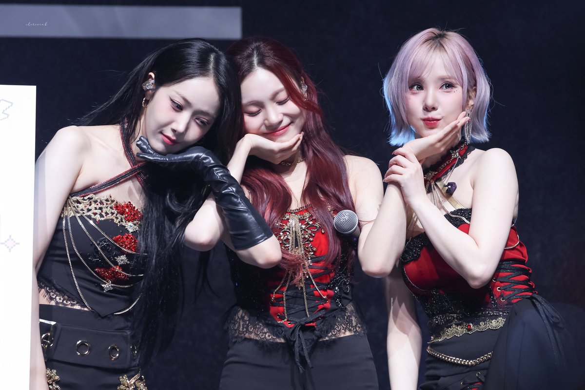 260209 비비지 데뷔4주년
4계절 내내 4랑해♡

#비비지_4주년_4랑해
#WeWillCherishVIVIZFourever
#비비지 #은하 #신비 #엄지
#VIVIZ #EUNHA #SINB #UMJI