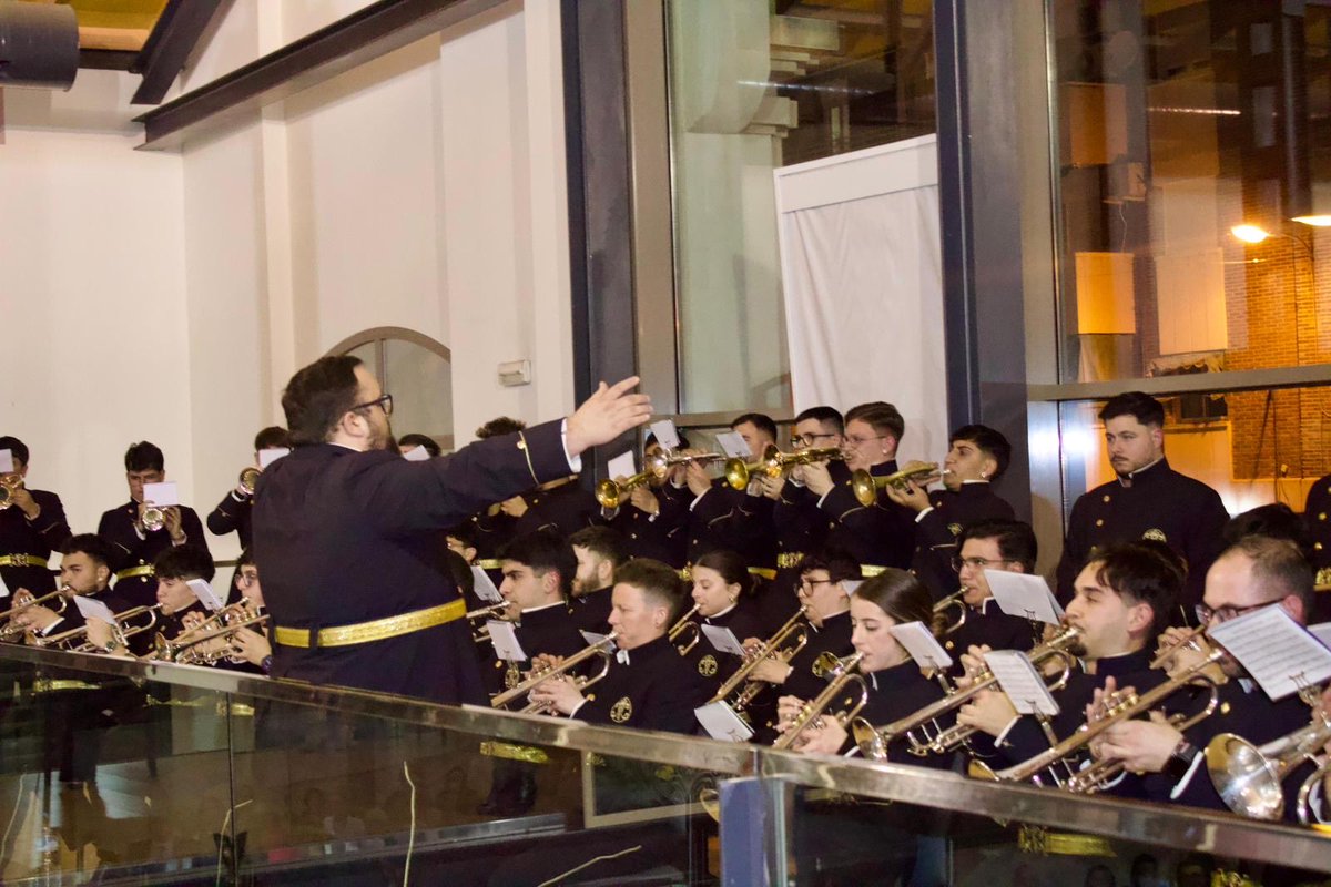 Os dejamos algunas imágenes del concierto realizado ayer en Orihuela.
Presentación del Cartel de Lunes Santo 2026.
Hermandad de El Prendimiento.
#MaterDolorosa #SomosAzules