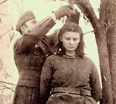 La partisana yugoslava Lepa Radič fue torturada y ejecutada hace 83 años por el ejército de ocupación nazi alemán. “No soy una traidora a mi pueblo. Sabréis de aquellos por los que preguntáis cuando hayan logrado acabar con todos vosotros”.

Hay que tener buenas referentas 🥲✊🏾❤️