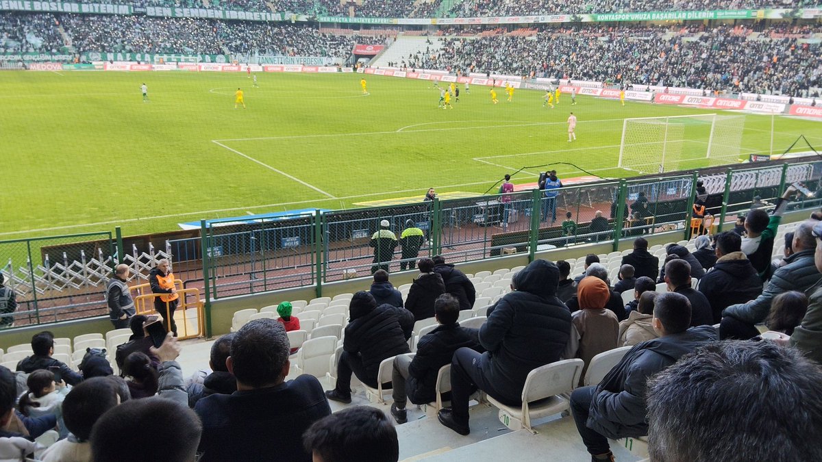 Tribünler ciddi anlamda dolu. İnşallah üç puan Konyasporumuzun olacak.
