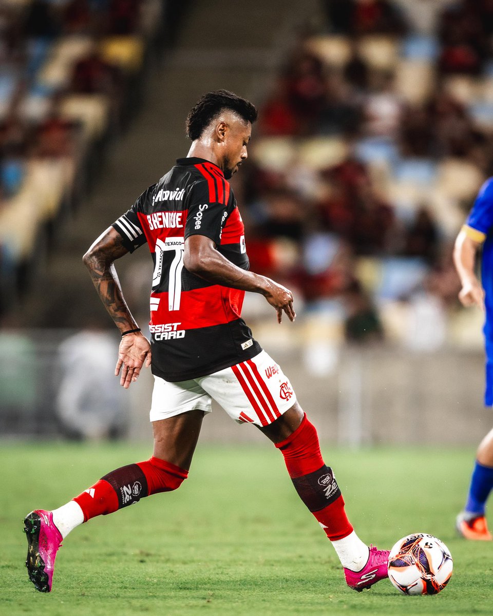 Ontem foi uma noite muito especial, daquelas que ficará na memória.
Completei 350 jogos pelo maior e mais apaixonado clube desse mundo.
Muito honrado e feliz por fazer parte dessa linda história, uma história escrita com entrega, respeito e muito amor a essa camisa.
O meu