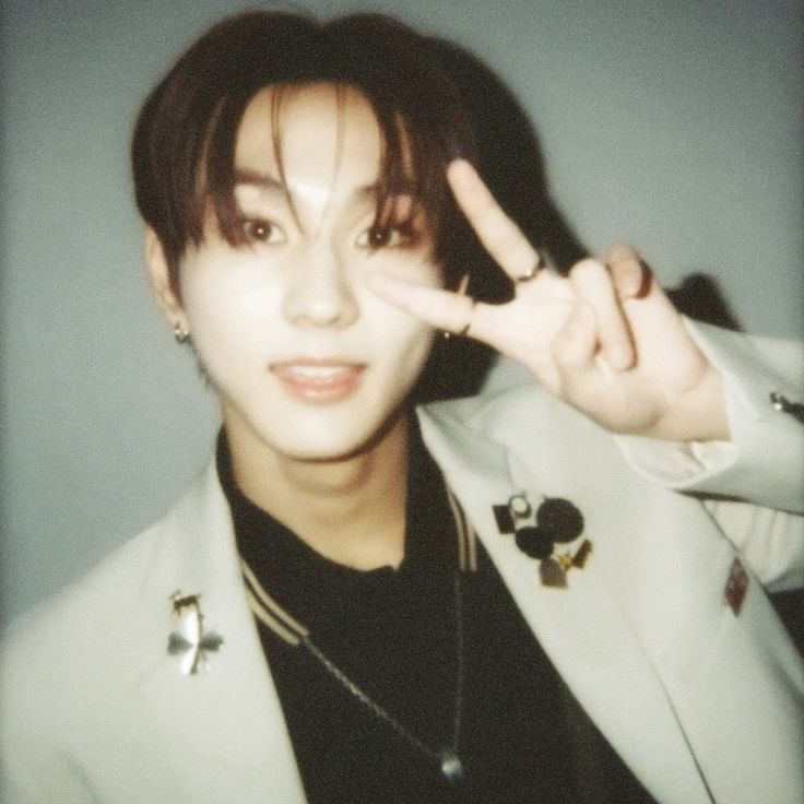 Counting down to you ; words written day by day held close to my heart ♡
DEAREST SEASON OF JUNGWON
#23WONdrousSeasons
#HAPPY_JUNGWON_DAY #사랑이란_꽃말처럼_정원을_가득채워 #JUNGWON #엔하이픈_정원