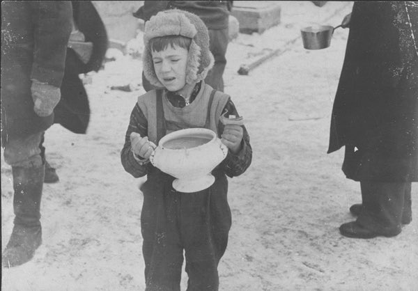 RudiGeerts's tweet photo. “This five-year-old boy was picking up hot soup for his family. I have often seen him try to sell the few remaining property of the family. He was shot while trying to escape the Germans during the "Children's Action" on March 27, 1944”

Solly Ganor https://t.co/GmFT4iGBAE
