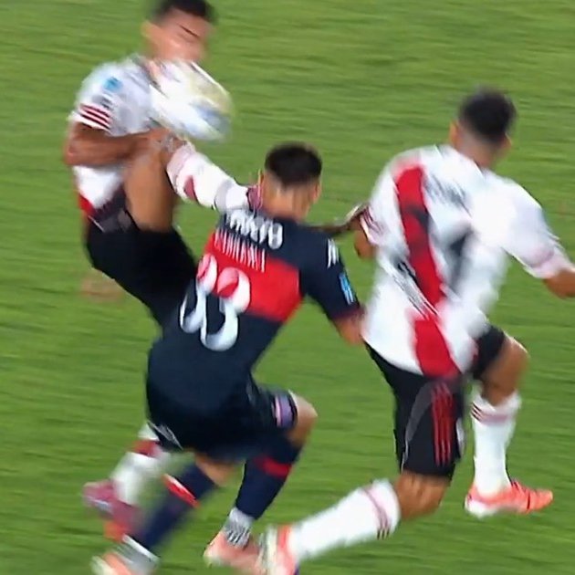 futtmais's tweet photo. O River Plate até “fez a limpa” no futebol brasileiro, mas as contratações estão longe de corresponder às expectativas.

A equipe de Marcelo Gallardo foi goleada pelo Tigre por 4 a 1, diante de 85 mil incrédulos torcedores no Monumental de Núñez:

- Matías Viña, ex-Flamengo, falhou nos dois primeiros gols do rival e foi substituído ainda no intervalo.

- Aníbal Moreno errou na saída de bola que originou o terceiro gol do Tigre, logo no início do segundo tempo.

- Já Fausto Vera foi expulso aos 14 minutos da etapa final após uma entrada violenta.

📸 Reprodução