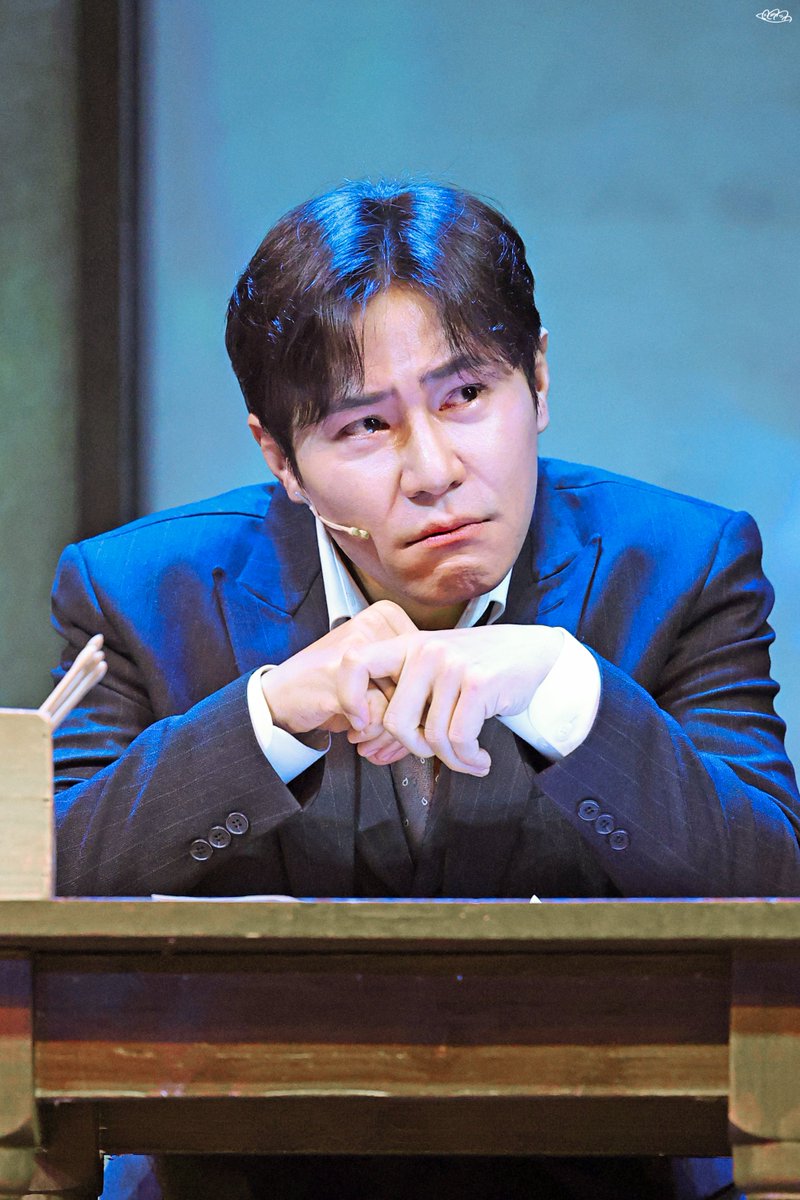 글 밖에 모르는 양반이라 세훈에게도 글을 제외하고는 비교적 담백하던 뀨해진이 유일하게, 세훈을 향해 가장 다정할 때가.. 다름아닌 "약은 안된다"고 말하며 자기 죽음을 당연시 하는 순간이라는게 나로 하여금 미치게 만드는 지점인 것 같어‼️ 아 그 말하면서 세훈이 볼 쓰다듬는거 진짜 반칙...😇