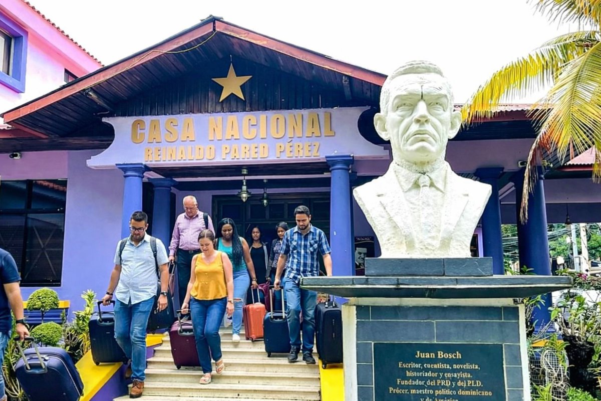 peledeistaFP's tweet image. ¡En cada campo, pueblo y ciudad de la República, flota la más ardiente esperanza del regreso de Leonel a la  administración del Estado. Cada local.

Las bases del PLD con #Leonel ⭐🇩🇴⭐

Movimiento peledeista con #LeonelVuelve2028 

@JESULINAMPARO @bianelapena 
@keilin_mota