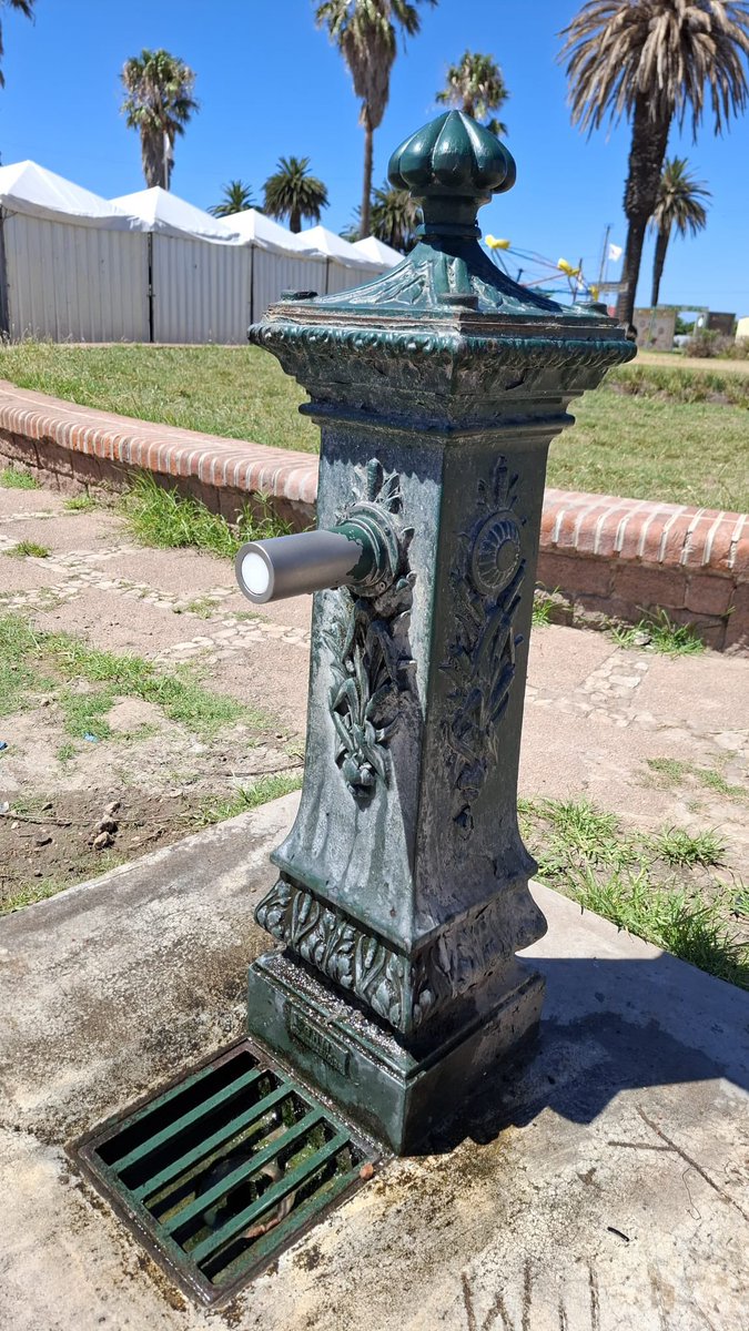En Pta Trouville, sobre Verda de la Rambla, OSE tiene 2 preciosos bebederos de hierro forjado del tiempo de los ingleses!👏👏😊🇺🇾
En uno de ellos, se le rompió el grifo, y perdió agua todo el año.
La empresa estatal monopoliza de + de 4 mil empleados, no consiguió un repuesto