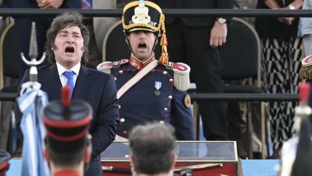 El #Sable corvo de San #MARTIN fue devuelto al Regimiento de #Granaderos a Caballo.
El #Presidente dijo en la ceremonia:
“Es la espada que nos recuerda que la #Libertad es inclaudicable…
El sable fue robado dos veces por la #Juventud peronista”.
Ahora no lo robarán más.
#aura