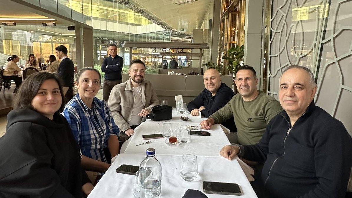 Bugün, beni tutsak günlerimde ve duruşmamda yalnız bırakmayan <a href="/zaferpartisi/">Zafer Partisi</a>  GnBşk.Yrd.  <a href="/ZekeriyaMete4/">Zekeriya Mete</a> Zekeriya Mete ile bu sefer özgürken bir araya geldik. 
Bu vesileyle bir dönem Futbol Federasyonu başkanlığı da yapan değerli iş adamlarımızdan Sayın Abdullah Kiğılı  başkanımı