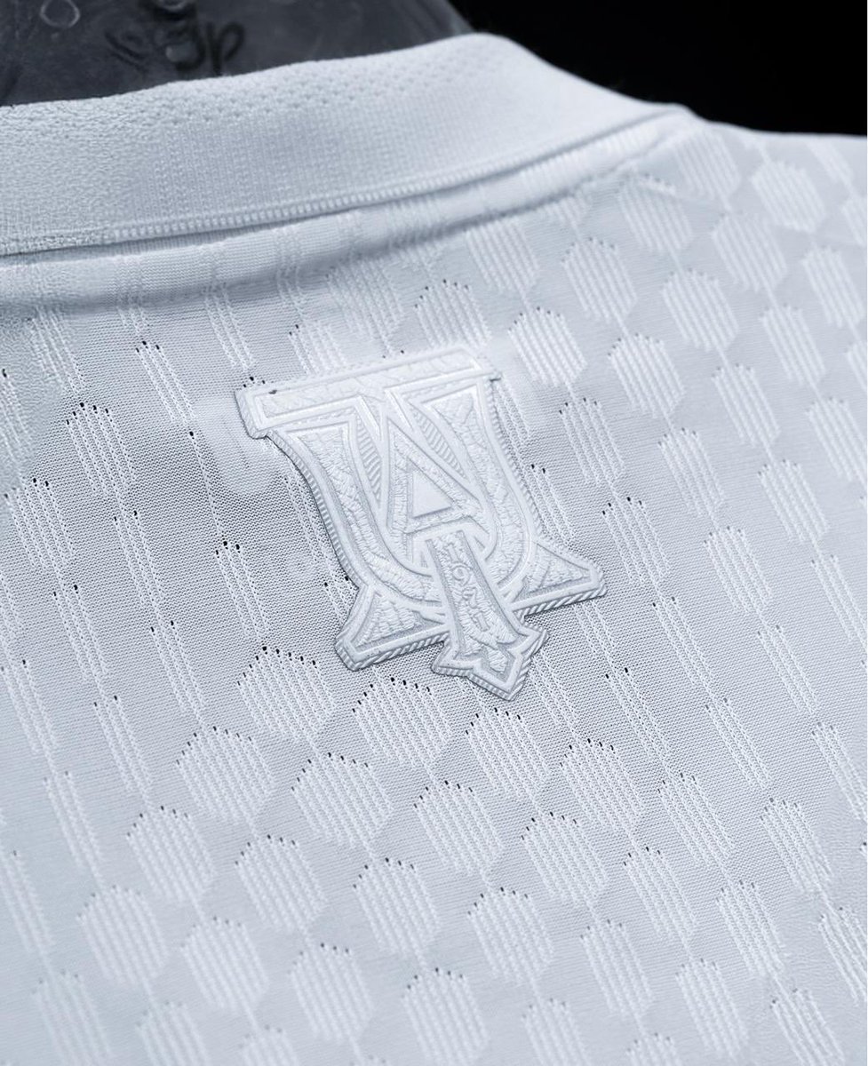 Hermoso detalle entre el escudo de <a href="/TecnicoUOficial/">TécnicoUniversitario</a> y la Universidad Técnica de Ambato.
Una fusión inmortal.
Nacidos a la par (existe 2 años de diferencia) esa unión será eterna.