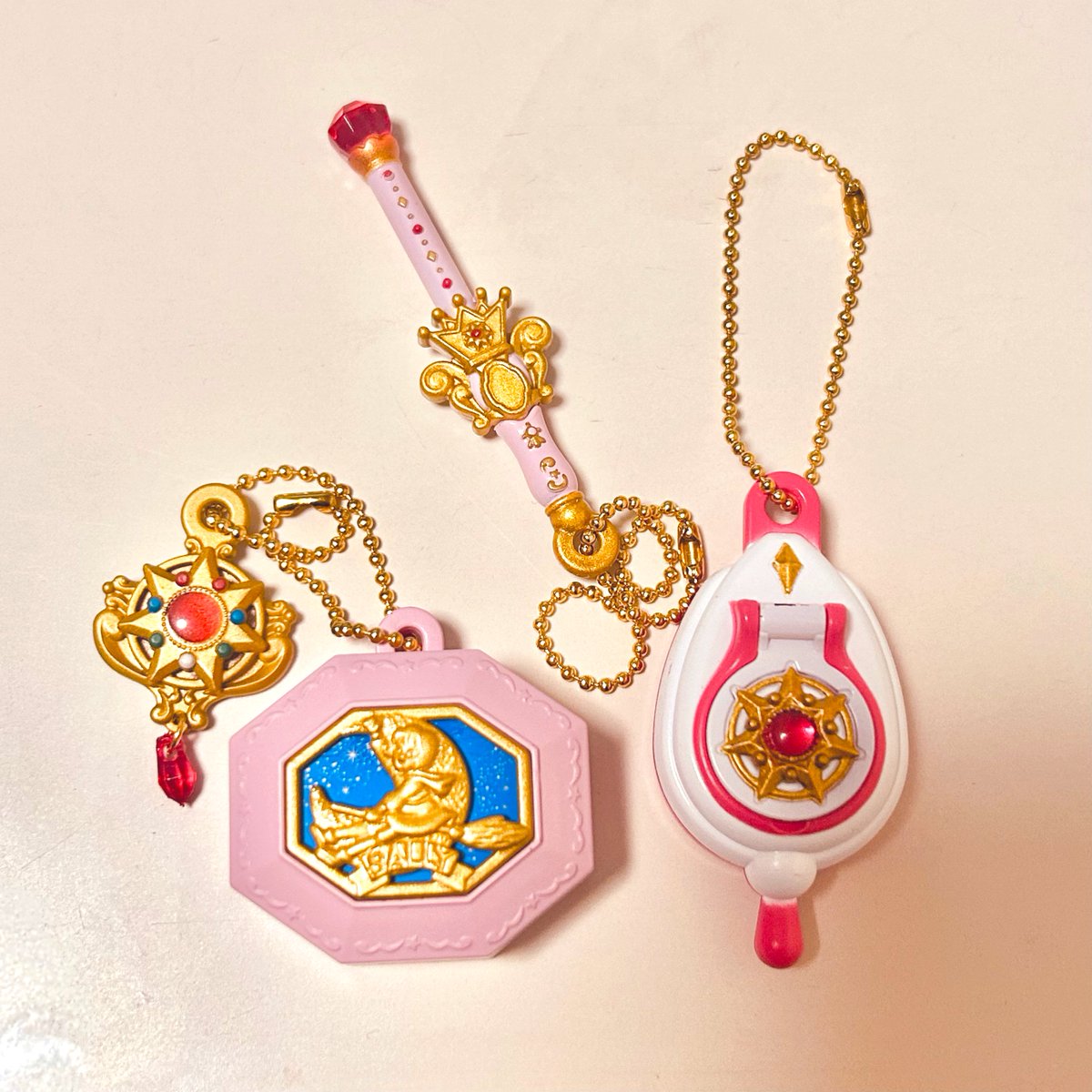 今日回してきた魔法使いサリーちゃんのガチャ💫 当時このコンパクトと