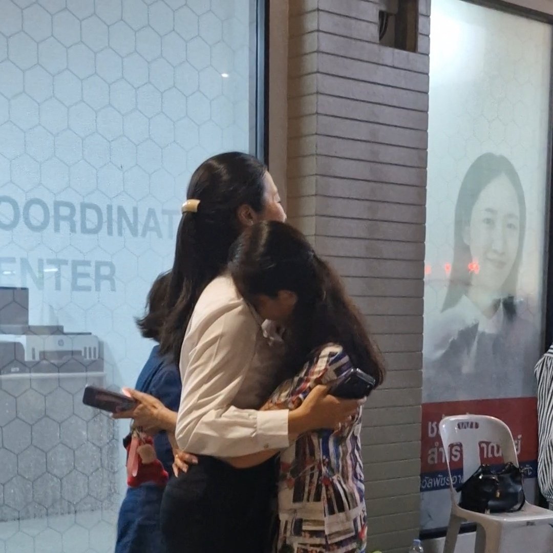 kkat_st's tweet image. เห็นช็อตนี้คือไม่ไหวจริง ๆ ชาวบ้านร้องไห้กอดพี่อิ่ม ทำไมผลถึงออกมาเป็นแบบนี้ คนที่รักเค้าก็รักเค้ามากจริง ๆ อะ 🥹🥹🥹🥹🥹