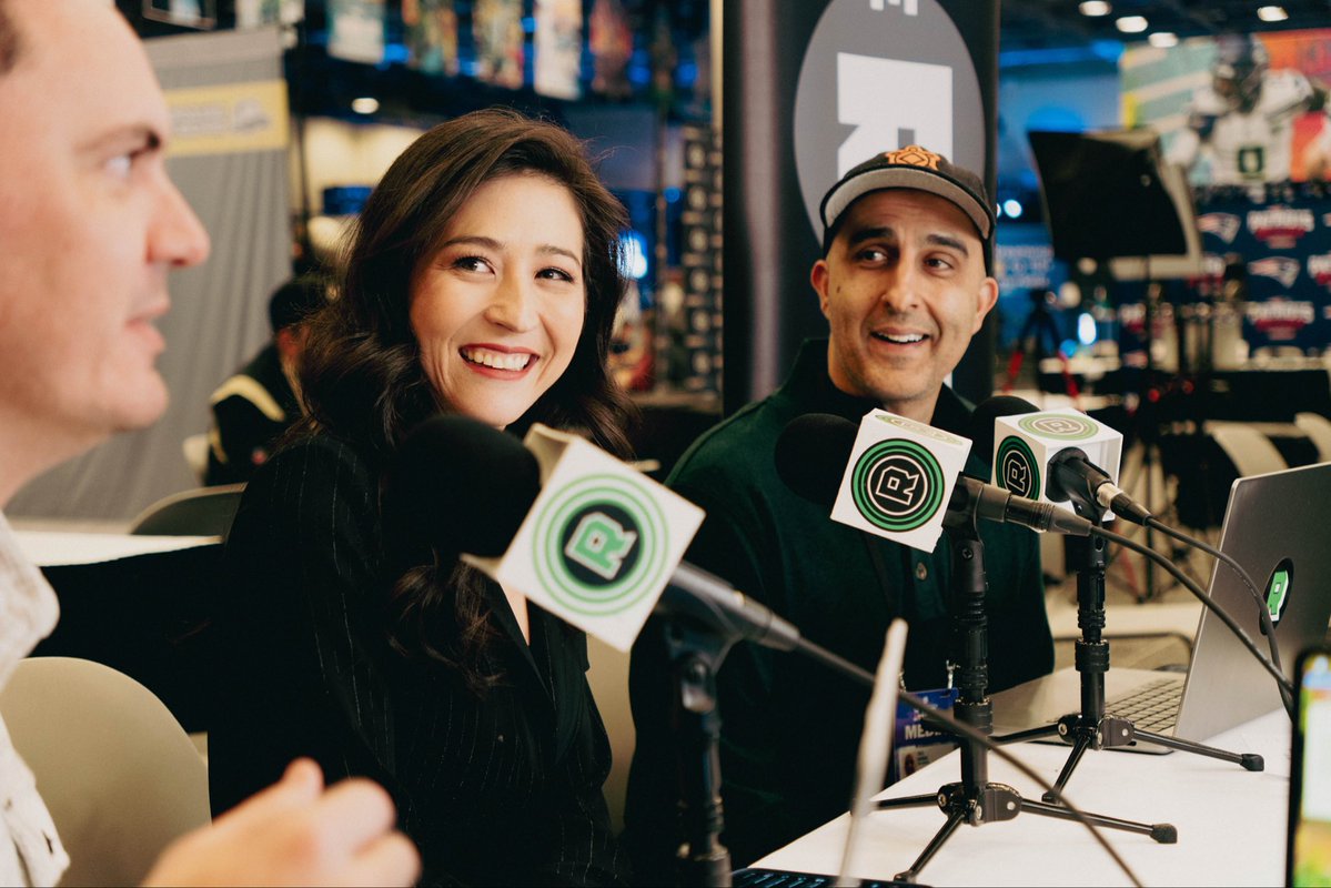 billygil's tweet image. Fun week in San Francisco on The Ringer NFL Show with @SheilKapadia, @Nate_Tice, @minakimes, @JOEL9ONE, @AshtonJeanty2 and @DianteLeeFB! Catch up here &amp;amp; on @netflix! 

Live from Radio Row: bit.ly/3ZWsGyh

Nate Tice: bit.ly/4a3k6no

Mina Kimes: