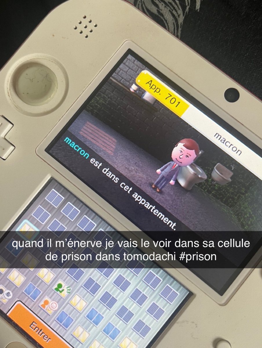CinnamongirIs_'s tweet image. j’ai créé macron dans tomodachi life pour lui faire vivre un enfer