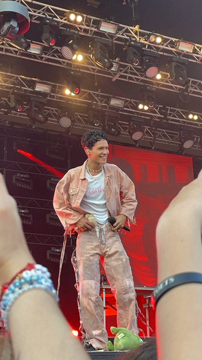 spacebunomar's tweet photo. Omar at Gröna Lund changed the trajectory of my life and is the reason for the best friends I have today https://t.co/drlhb8wsRg