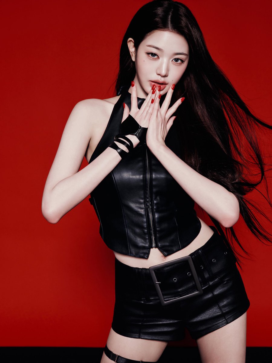 녕님 이착 왤케 캣우먼 느낌이지
가면도 써주시믄 조켄네...근데 얼굴 가려지면 또 슬프겠지만 그래도 또 쓰면 개조을거가틈 내맘은 뭘까