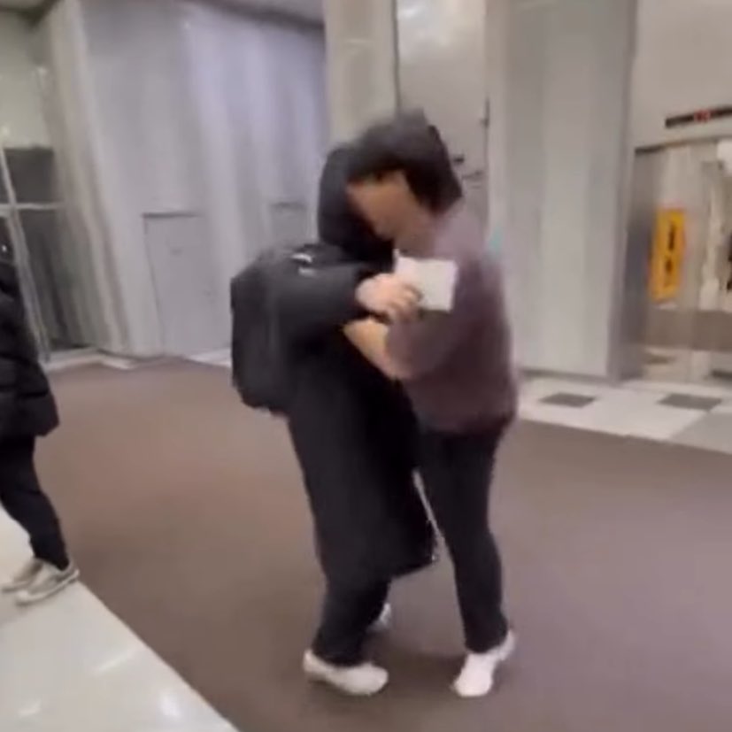 ฮือ ค่ดน่ารัก น้องแพทเนียนไปขอลายเซ็นจากลิซ พอลิซเซ็นเสร็จ เงยหน้ามาเป็นน้องแพท ก้อึ้ง แล้วก็ยิ้มหัวเราะละกอดเลย ป้ารักคสพของพ่กเป้ปมากๆอ่ะㅠㅡㅠ