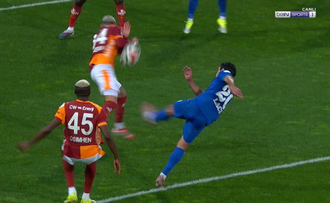 Tiyatro 🎭 devam ediyor 
Bugün itibariyle <a href="/TFF_Org/">TFF</a> ve <a href="/MHK_Resmi/">Merkez Hakem Kurulu</a> forma renkleri belli olmuştur !!!